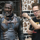 James Gunn dirigiendo a Idris Elba durante el rodaje de The Suicide Squad.